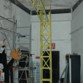 Costruzione della Gru. Laboratori per il 29° Corteo di Carnevale di Scampia, 2011. <em>Ph. Martina Pignataro.</em>