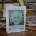 Prototipo del libro dedicato a padre Giovanni Fantola da alloggiare sulla bicicletta, laboratori di carnevale, 2017. <em>Ph. Martina Pignataro.</em>