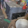 Aggiunta del portapacchi alla bicicletta in fil di ferro dedicata a padre Giovanni Fantola. Laboratori di carnevale, 2017. <em>Ph. Martina Pignataro.</em>
