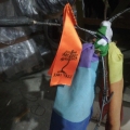 Il nastro per i "Paciclisti" del Kaki Tree Project, aggiunto alla bici che va ai piedi della Gru. Laboratori per il 42° Corteo di Carnevale di Scampia, febbraio 2024. Ph Martina Pignataro.