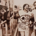 Gianni Tarricone e Franco Vicario cantano parodie durante uno dei primi Cortei di Carnevale, al Quadrivio Arzano. Ph. Archivio Franco Vicario.
