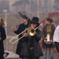 Ludovica Valori con la Titubanda al termine del 27° Corteo di Carnevale di Scampia, domenica 27 febbraio 2007. <em>Ph Aniello Gentile</em>.