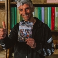 Il Presidente della BandaBaleno, Gennaro Muto, con il libro “Storia di una Murga” fresco di stampa, febbraio 2022. <em>Ph Paola Carotenuto</em> 