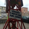 Il nuovo cartello sulla Gru per il 41° Corteo di Carnevale di Scampia, domenica 19 febbraio 2023. <em>Ph Martina Pignataro.</em>