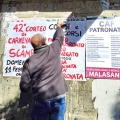 Affissione dei manifesti per il 42° Corteo di Carnevale di Scampia, febbraio 2024. Ph Rosario D’Angelo.