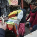 Prova della maschera del Tucano (fil di ferro e cartapesta). Laboratori per il 42° Corteo di Carnevale di Scampia, febbraio 2024. Ph Martina Pignataro.