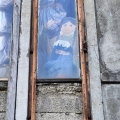 Vecchie sagome alla finestra. Preparativi per il 42° Corteo di Carnevale di Scampia, domenica 11 febbraio 2024. Ph Franco Vicario.