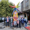 Foto di gruppo con Sergio Denza sul cuore prima del 42° Corteo di Carnevale di Scampia, domenica 11 febbraio 2024. Ph Irene Martino.