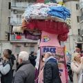 Il carro-cervello del GRIDAS (lato desto) al 42° Corteo di Carnevale di Scampia, domenica 11 febbraio 2024. Ph Franco Vicario.