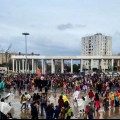 La Piazza viva riempita dal 42° Corteo di Carnevale di Scampia, domenica 11 febbraio 2024. Ph DescargaLab.