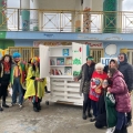 Posizionamento della “Little Free Library” al termine del 42° Corteo di Carnevale di Scampia, domenica 11 febbraio 2024. Ph Biblioteca “Le Nuvole”.