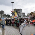 Preparazione del cerchio per il falò conclusivo del 42° Corteo di Carnevale di Scampia, domenica 11 febbraio 2024. Ph Alessia Maturi.