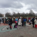 Piazza piena di gente colorata al termine del 42° Corteo di Carnevale di Scampia, domenica 11 febbraio 2024. Ph Martina Pignataro. 