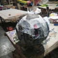 Testa per la maschera gigante per bambina (fil di ferro e cartapesta). Laboratori per il 43° Corteo di Carnevale di Scampia, febbraio 2025. Ph Martina Pignataro.