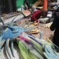 Revisione della maschera della Luna. Laboratori per il 43° Corteo di Carnevale di Scampia, febbraio 2025. Ph Martina Pignataro.