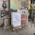 Manifesto improvvisato sui tentativi di strumentalizzazione del Comune di Napoli dei Carnevali Sociali di Giovedì 27 febbraio 2025. Ph. Maria Reitano.