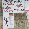 Manifesti fuori al centro sociale per il 43° Corteo di Carnevale di Scampia, febbraio 2025. Ph Martina Pignataro.