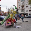 Posizionamento della Cimice verde sul carro della Racchetta per il 43° Corteo di Carnevale di Scampia, domenica 2 marzo 2025. Ph Maria Reitano.