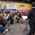 L’esibizione di Musica libera Tutti prima del 43° Corteo di Carnevale di Scampia, domenica 2 marzo 2025. Ph Maria Reitano.