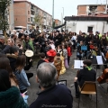 L’esibizione di Musica libera Tutti prima del 43° Corteo di Carnevale di Scampia, domenica 2 marzo 2025. Ph Ferdinando Kaiser.