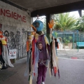 La maschera con “la bambina che corre sul mondo” pronta per il 43° Corteo di Carnevale di Scampia, domenica 2 marzo 2025. Ph Maria Reitano.
