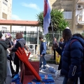 Braccia protese dalla e verso la “Mare Jonio” al 43° Corteo di Carnevale di Scampia, domenica 2 marzo 2025. Ph Ferdinando Kaiser.