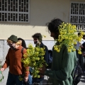 Distribuzione di friarielli al 43° Corteo di Carnevale di Scampia, domenica 2 marzo 2025. Ph Ferdinando Kaiser.