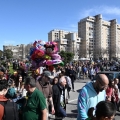 Attraversamento della rotonda del 43° Corteo di Carnevale di Scampia, domenica 2 marzo 2025. Ph Ferdinando Kaiser.