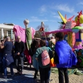 Conclusione del 43° Corteo di Carnevale di Scampia con i carri positivi al centro della Piazza, domenica 2 marzo 2025. Ph Maria Reitano.