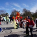 Maschere e tamburi in Piazza alla fine del 43° Corteo di Carnevale di Scampia, domenica 2 marzo 2025. Ph Maria Reitano.