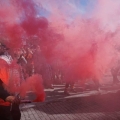 Fumogeni e balli a conclusione del 43° Corteo di Carnevale di Scampia, domenica 2 marzo 2025. Ph Maria Reitano.
