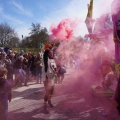Fumogeni e balli a conclusione del 43° Corteo di Carnevale di Scampia, domenica 2 marzo 2025. Ph Maria Reitano.