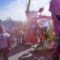 Fumogeni e balli a conclusione del 43° Corteo di Carnevale di Scampia, domenica 2 marzo 2025. Ph Maria Reitano.