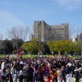 La Piazza gremita di persone al termine del 43° Corteo di Carnevale di Scampia, domenica 2 marzo 2025. Ph Maria Reitano.