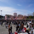 Gru a confronto in una Piazza gremita di persone al termine del 43° Corteo di Carnevale di Scampia, domenica 2 marzo 2025. Ph Maria Reitano.