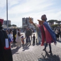 Rigoberta alle prese con la Piazza dei Grandi Venti al termine del 43° Corteo di Carnevale di Scampia, domenica 2 marzo 2025. Ph Maria Reitano.