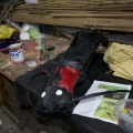 Rivestimento della lucciola (ritagli di pelle), laboratori per il 40° Corteo di Carnevale di Scampia, febbraio 2022. <em>Ph. Martina Pignataro.</em>