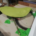 Rivestimento della pancia della Cimice (stoffe su fil di ferro rivestito di lanetta). Laboratori per il 43° Corteo di Carnevale di Scampia, febbraio 2025. Ph Martina Pignataro.