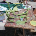 Rivestimento delle zampe della Cimice (ritagli di gommapiuma, colla bostick, idropittura verde). Laboratori per il 43° Corteo di Carnevale di Scampia, febbraio 2025. Ph Martina Pignataro.