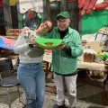 Marta e Aldo con la Cimice verde, per la foto di rito in tinta. Laboratori per il 43° Corteo di Carnevale di Scampia, febbraio 2025. Ph Maria Reitano.