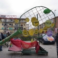 La Cimice Verde posizionata sulla racchetta al 43° Corteo di Carnevale di Scampia, domenica 2 marzo 2025. Ph Maria Reitano.