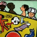“Il Treno dei diritti va troppo lento” Mural alla Scuola Media “Carlo Levi” (Scampia, Napoli), foto del 2009. Particolare di un vagone: i giocattoli. Ph. Francesco Di Martino.</em&