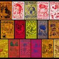 Composizione delle locandine linoleografate e stampate a mano da Felice Pignataro per i Cortei di Carnevale promossi dal GRIDAS a Scampia dal 1983 al 2003. La tradizione del carnevale di quartiere persiste tuttora.