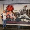 Aldo Bifulco sfoggia la maglietta del Liceo "Brunelleschi" di Afragola accanto al pannello del mural divenuto il logo della sua scuola. FELImetrò, 20 settembre 2013  Ph. Martina Pignataro