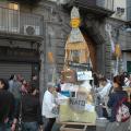 San Ghetto martire procede piroettando per mostrare al meglio le sue due collezioni di ex-voto, Napoli EuroMayDay 2005. ph. Aniello Gentile.