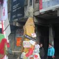 Ex-voto in aumento sulla tonaca di San Ghetto martire al 26° carnevale di Scampìa, 3 febbraio 2008. ph. Franco Vicario.