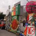 Sosta al lotto P: le strutture alte in fila in attesa del corteo entrato nel I cortile. ph. Aniello Gentile