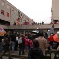 Il corteo nel lotto P: le maschere sul ballatoio. ph. Aniello Gentile