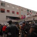 Il corteo nel lotto P: la Titubanda e le maschere sul ballatoio. ph. Aniello Gentile
