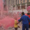 Falò finale dei simboli negativi al campo sportivo di via Pratt: restano il gomitolo e il megafono con le "voci buone" degli ultimi. ph. Aniello Gentile